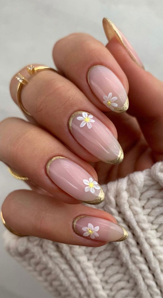 almond shaped nails, gel nails , gold glitter nails ,flower nails, summer nail art designs, soft summer nail look