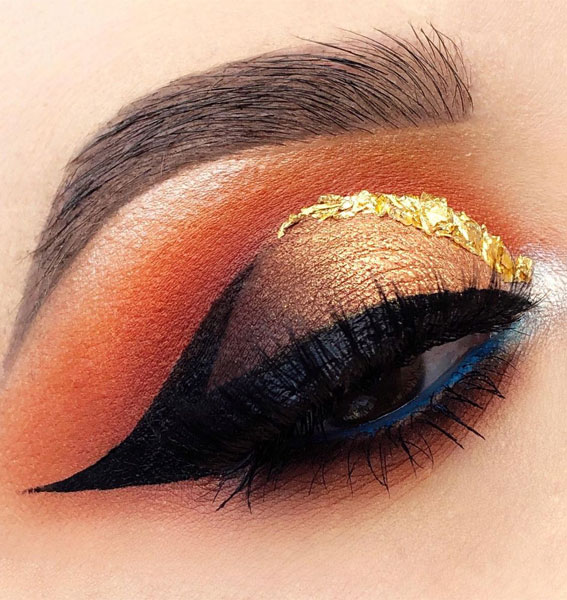 20 Cool makeup looks and Ideas for 2021 : Black liner & Gilded