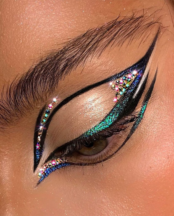 20 Cool makeup looks and Ideas for 2021 : Black & Emerald Graphic Line