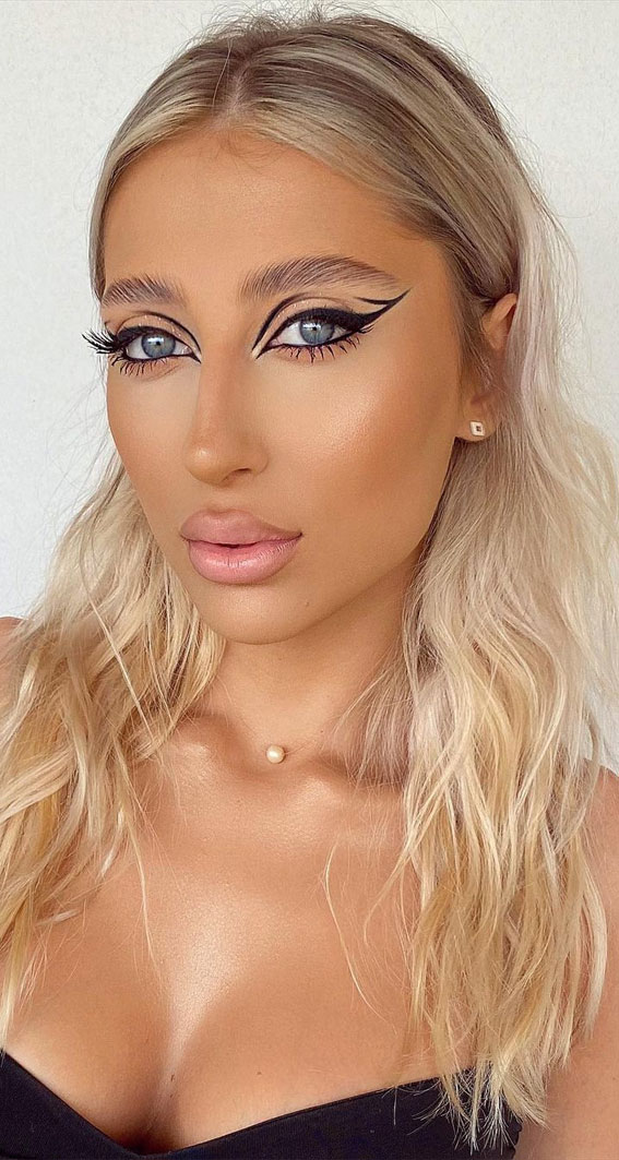 20 Cool makeup looks and Ideas for 2021 : Neutral & Graphic Line