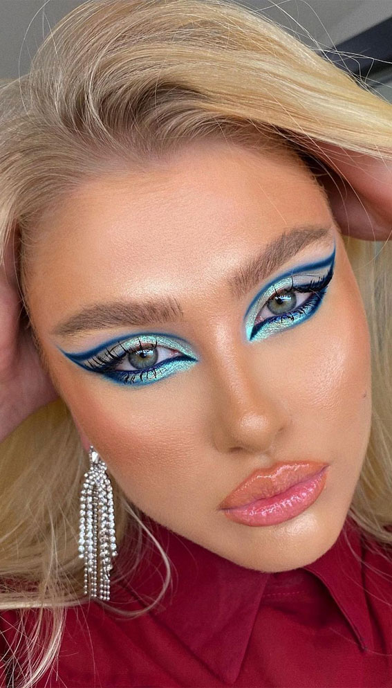 20 Cool makeup looks and Ideas for 2021 : Blue Pantone Graphic Liner