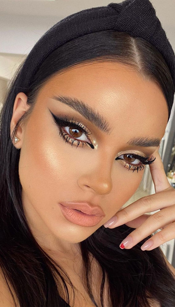20 Cool makeup looks and Ideas for 2021 : Metallic Gold Makeup looks