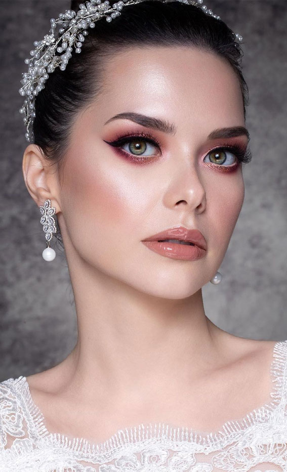 29 Glamorous Wedding Makeup : Shimmery Rosy Pink Eyeshadow