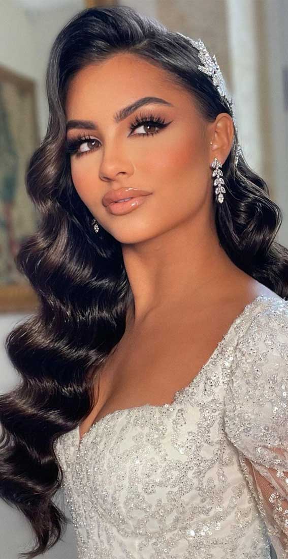 20 Wedding Makeup Looks for Brunettes : Stunning Bridal Makeup with Wavy Hairstyle