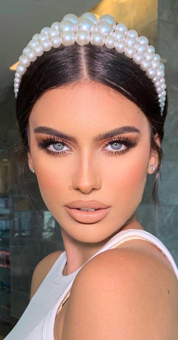 33 Wedding Makeup Looks That Are Beyond Beautiful : Smoky Eyeshadow for Blue Eyes
