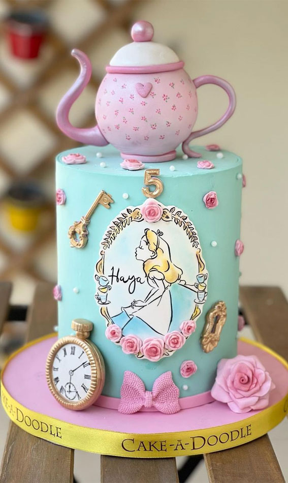 43 Cute Cake Decorating For Your Next Celebration : Alice in wonderland Cake