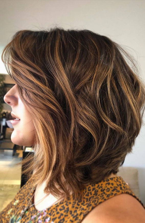 39 Best Autumn Hair Colours & Styles For 2021 : Mix of hazelnut and caramel  on shoulder length