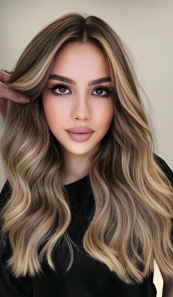 dark chocolate hair with beige blonde, brunette hair color, best fall hair color ideas 2021, copper and honey hair color, brown hair with highlights, autumn hair colour trends 2021