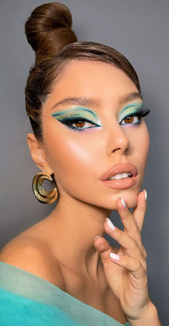 34 Creative Eyeshadow Looks That’re Wearable : Mint Eyeshadow with Green Graphic Liner