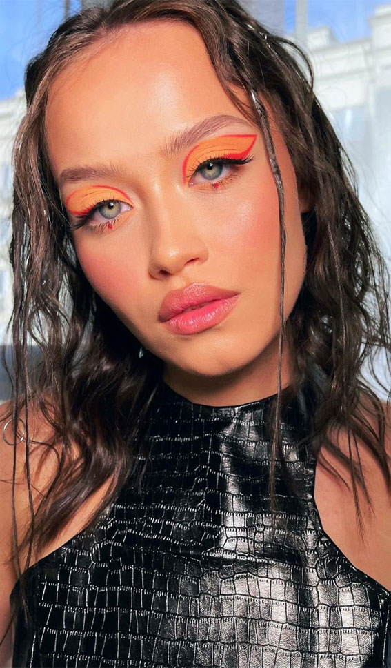 34 Creative Eyeshadow Looks That’re Wearable : Peach Eyeshadow with Coral Graphic Liner