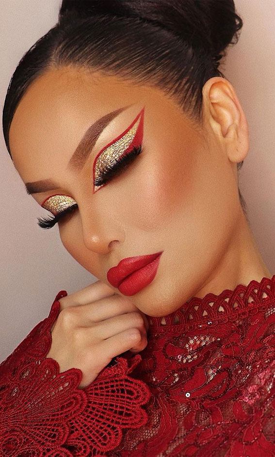red graphic liner eyeshadow looks, red and gold makeup look, christmas makeup looks, creative makeup looks, makeup looks 2021, makeup looks crazy, makeup looks creative, makeup art ideas, makeup look ideas, creative makeup looks 2021, trendy makeup looks, winter makeup trends 2021