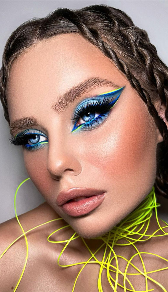 34 Creative Eyeshadow Looks That’re Wearable : Blue Eyeshadow with Blue and Green Graphic Liner