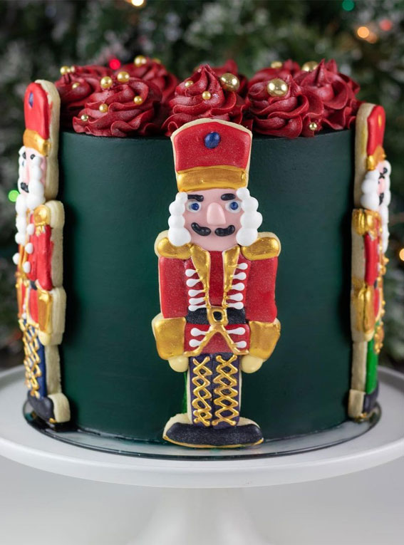 Pretty Christmas Cake Ideas For Your Festive Holiday Table : Dark Green Christmas Cake