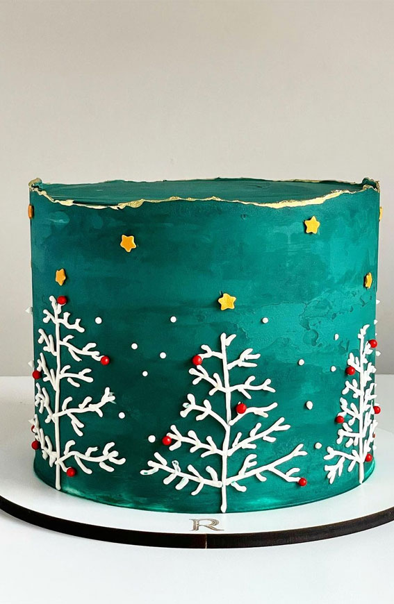 Pretty Christmas Cake Ideas For Your Festive Holiday Table : Green Christmas Cake with Gold Trims