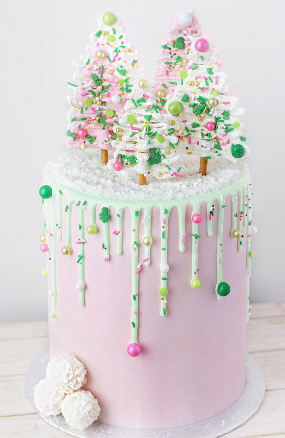 Pretty Christmas Cake Ideas For Your Festive Holiday Table : Pink Christmas Cake Topped with Sprinkles