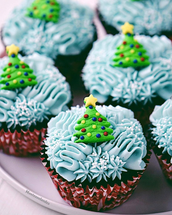 Festive Cupcakes to Add to Your Holiday Table : Mini Christmas Tree Cupcakes