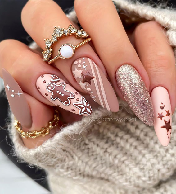 25 Pretty Holiday Nail Art Designs 2021 : Matte Neutral and Shimmery Gold Christmas Nails