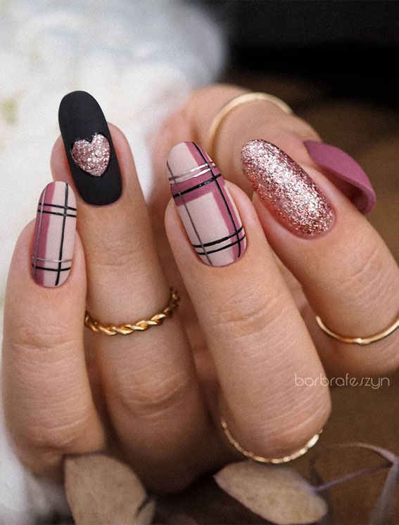 30+ Christmas and Holiday Nail Designs for Every Taste : Mauve Tartan and Rose Gold Glitter Nails