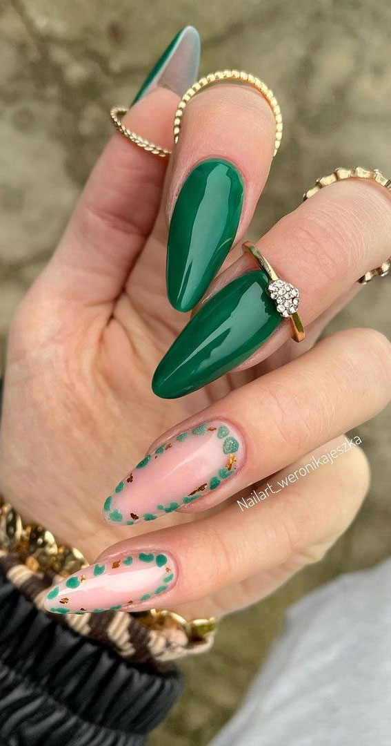 30+ Christmas and Holiday Nail Designs for Every Taste : Green Wreath Christmas Nails