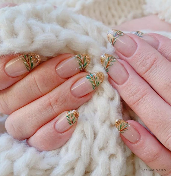 30+ Christmas and Holiday Nail Designs for Every Taste :  Christmas Garland & Glitter Tips