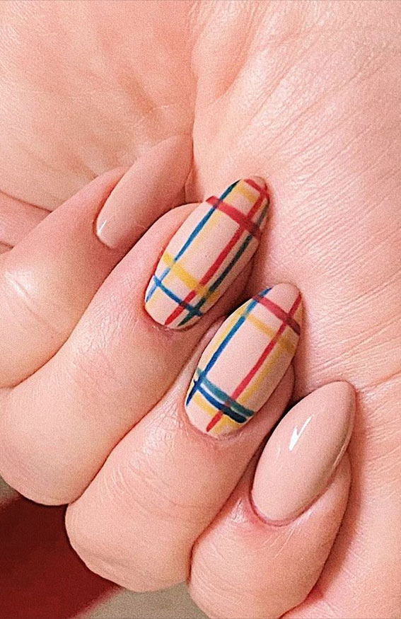 Cute plaid nail designs for autumn 2021 : Nude Base Plaid Nails