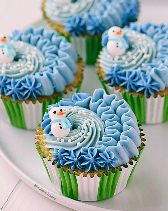 Festive Cupcakes to Add to Your Holiday Table :  Cute Snowman Cupcakes
