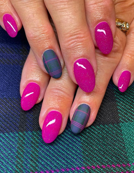 Cute plaid nail designs for autumn 2021 : Magenta Tartan Nails