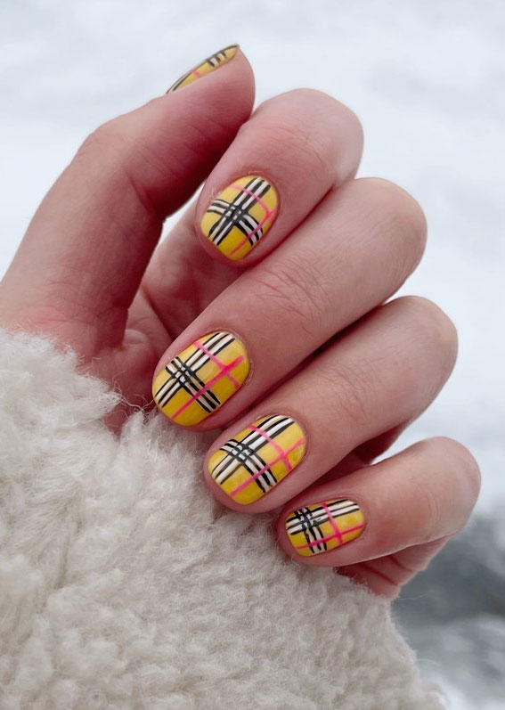Cute plaid nail designs for autumn 2021 : Yellow Tartan Nails