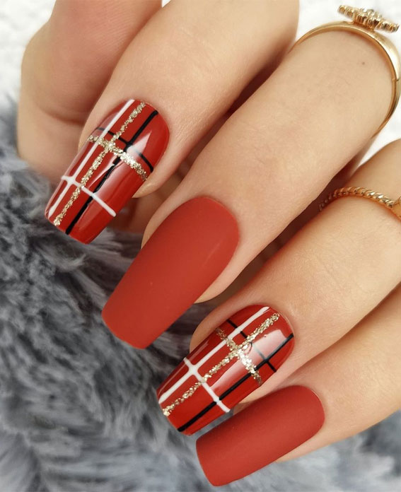Cute plaid nail designs for autumn 2021 : Matte & Glossy Cinnamon Plaid Nails