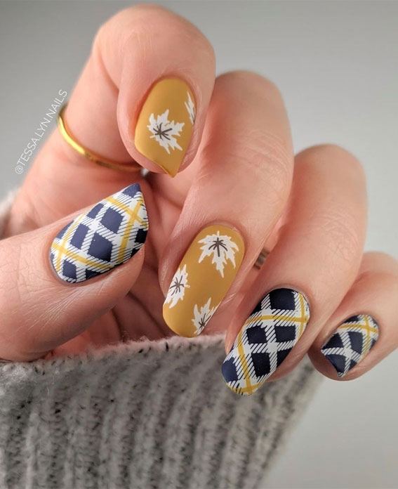 Cute plaid nail designs for autumn 2021 : Fall Leaves & Navy Blue Plaid Nails