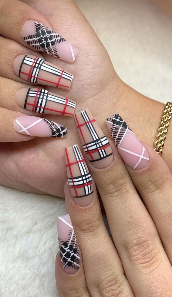 Cute plaid nail designs for autumn 2021 : Pink Burberry Nails