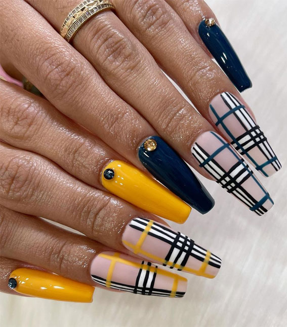 Cute plaid nail designs for autumn 2021 : Blue and Yellow Plaid Nails