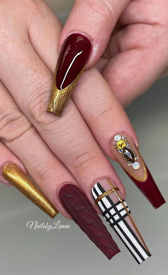 Cute plaid nail designs for autumn 2021 :  Burgundy and Gold Plaid Nails