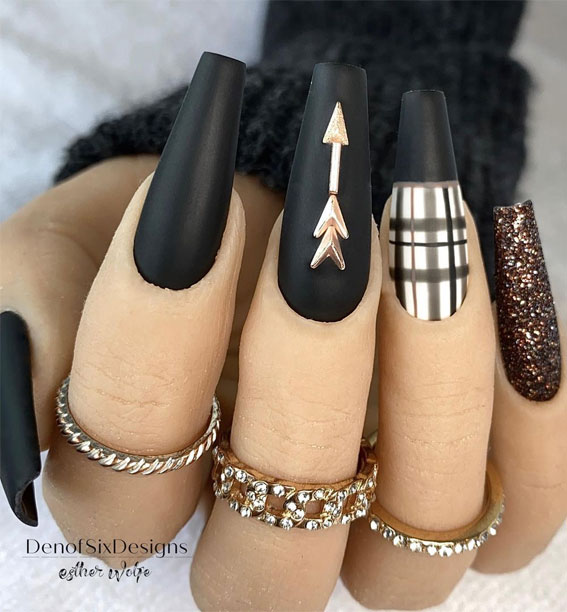 Cute plaid nail designs for autumn 2021 : Black Plaid Nails