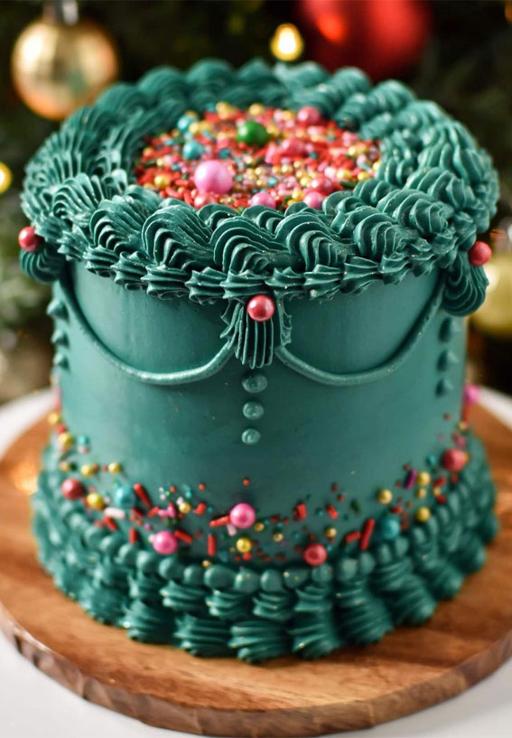 20 Jaw Dropping Winter Cakes : Dark Green Lambeth Style Festive Cake
