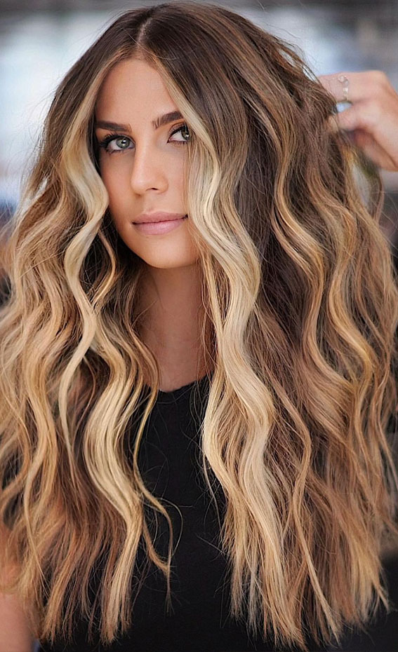 36 Chic Winter Hair Colour Ideas & Styles For 2021 : Caramel Blonde Balayage & Honey Blonde Face Framing