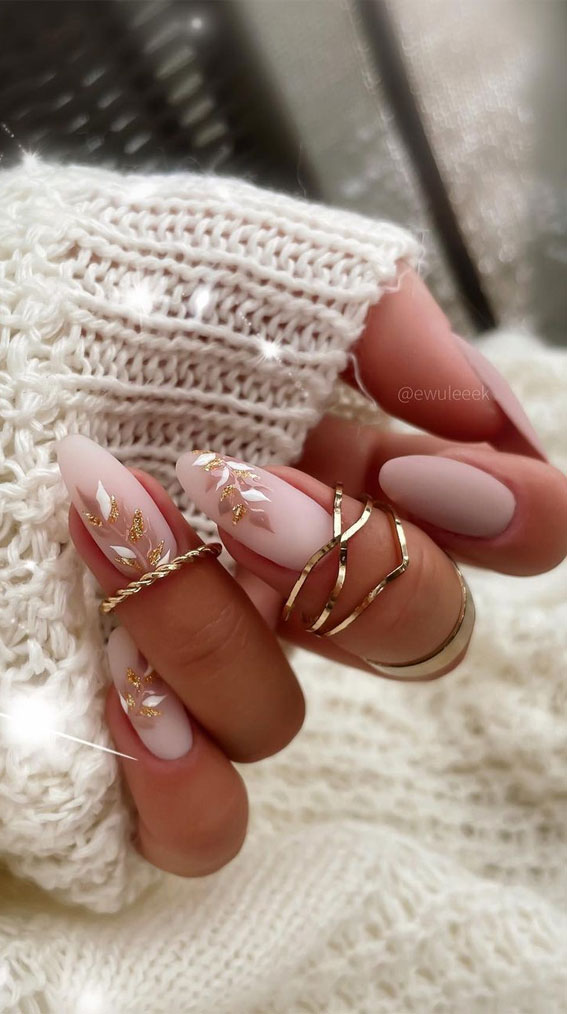 27 Charming Winter Nail Designs : Matte Nails with Gold and White Foliage