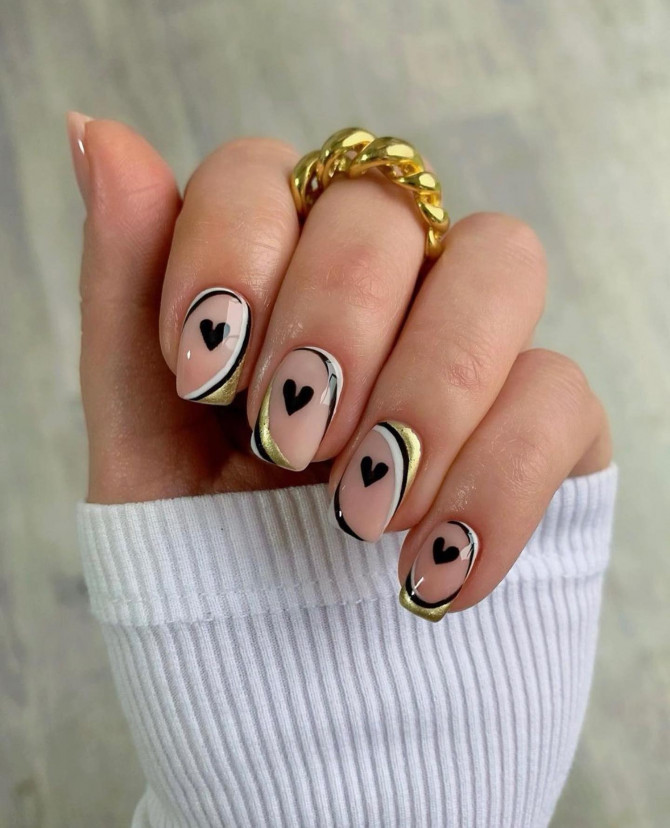 The 35 Cute Valentine’s Day Nails : Black and Gold Short Nails