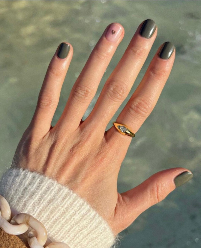 The 35 Cute Valentine’s Day Nails : Short Green Nails with Heart