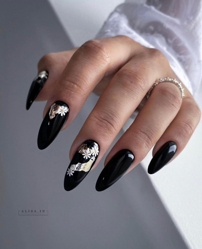 gold daisy black nails, daisy black nail designs 2022, black nail art, black nails with design, black and gold nails, black and white nails, nail trends 2022, nail art designs, dark mood nails