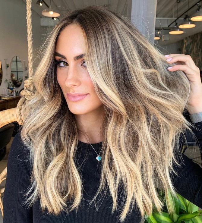 dimensional blonde, hair color ideas, blonde highlights, hair colors 2022, blonde highlights on dark hair, blonde highlights on brown hair, brown hair with blonde highlights and lowlights