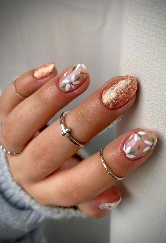 45 Trendy Spring Nails That’ll See Everywhere : Flower and Gold Short Spring Nails