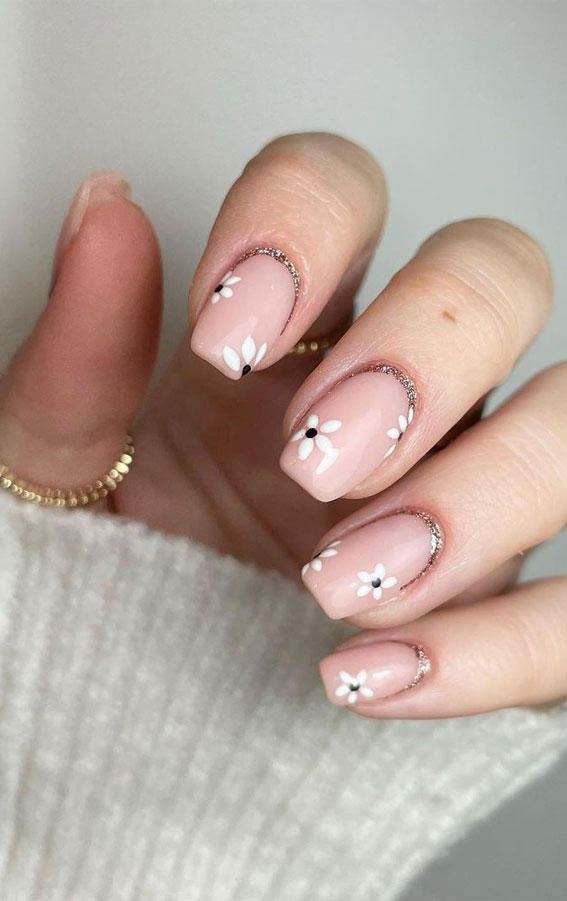 45 Trendy Spring Nails That’ll See Everywhere : White Flower & Glitter Cuff Nails