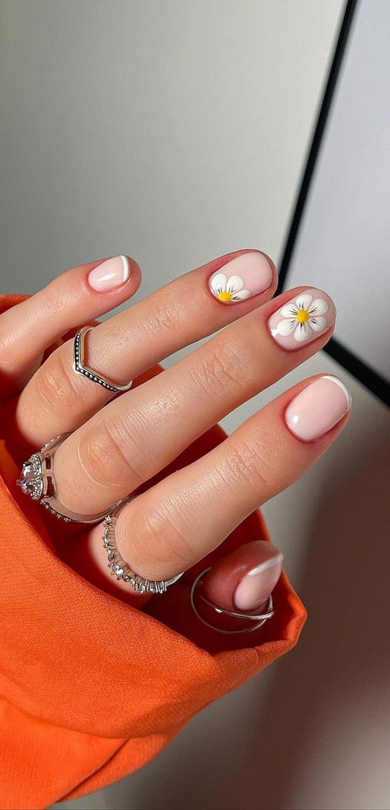 45 Trendy Spring Nails That’ll See Everywhere : White Tin French Tips & Daisy Short Nails