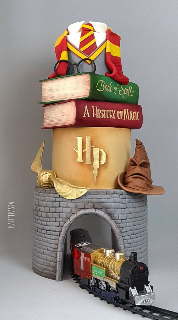 30 Harry Potter Birthday Cake Ideas : Train Leaving Hogwarts Castle