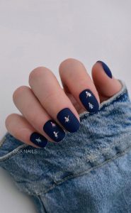 50 Trendy Summer Nail Colours & Designs : Matte Navy Blue Short Nails