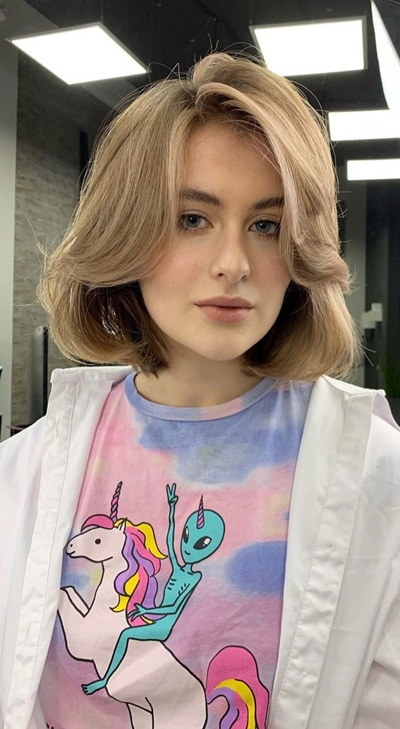 49 Autumn 2022 Hair Colour Trends : Beige Blonde Bob Haircut