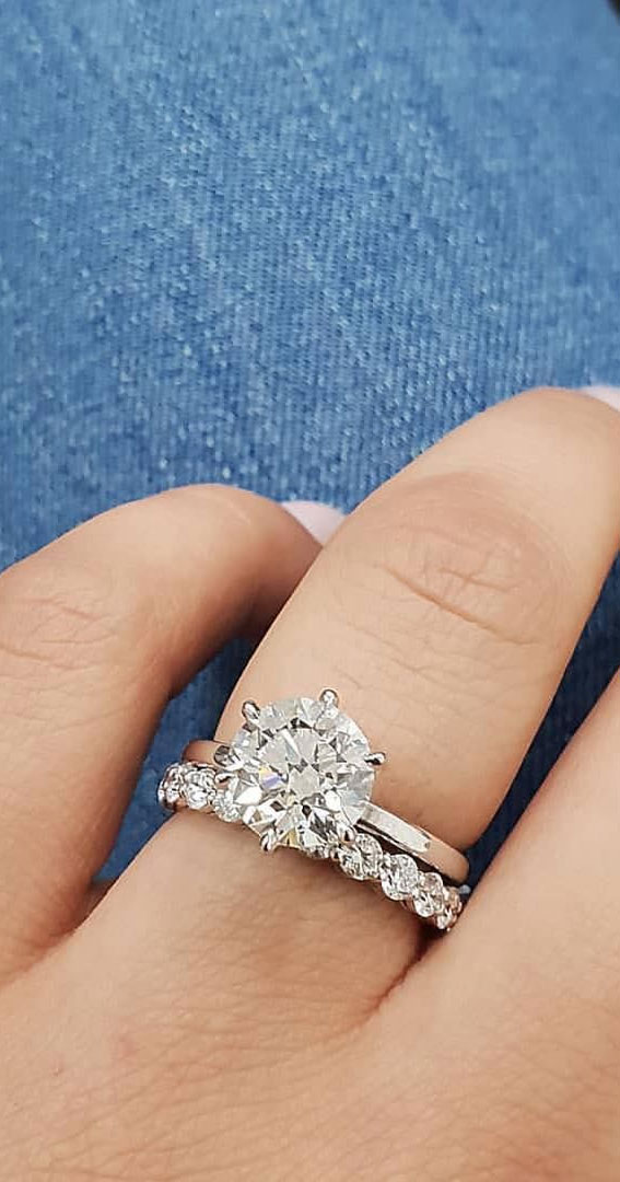 50 Stunning Engagement Rings in 2022 : Round Cut Diamond