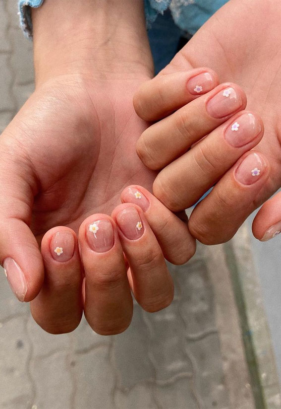 70+ Wedding Nails For Brides : Natural Short Nails with Daisy Accents
