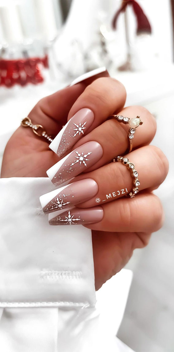 festive christmas nails, Christmas nails 2022, Christmas nails design, Christmas nails simple, snowflake nails, christmas nails french tip, christmas nails white, christmas nails green, christmas nails long, red christmas nails